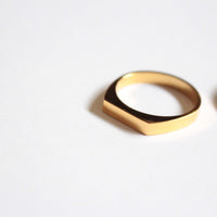 Maho  |  Flat Signet Ring Gold