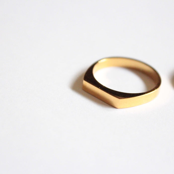 Maho  |  Flat Signet Ring Gold