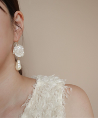 Ivory Wave Pearl Earrings - Hypoallergenic