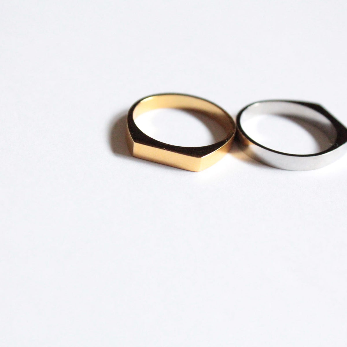 Maho  |  Flat Signet Ring Gold