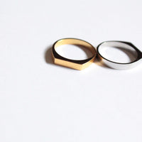 Maho  |  Flat Signet Ring Gold
