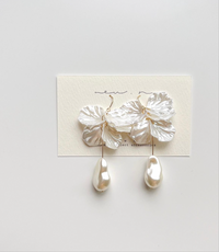 Ivory Wave Pearl Earrings - Hypoallergenic