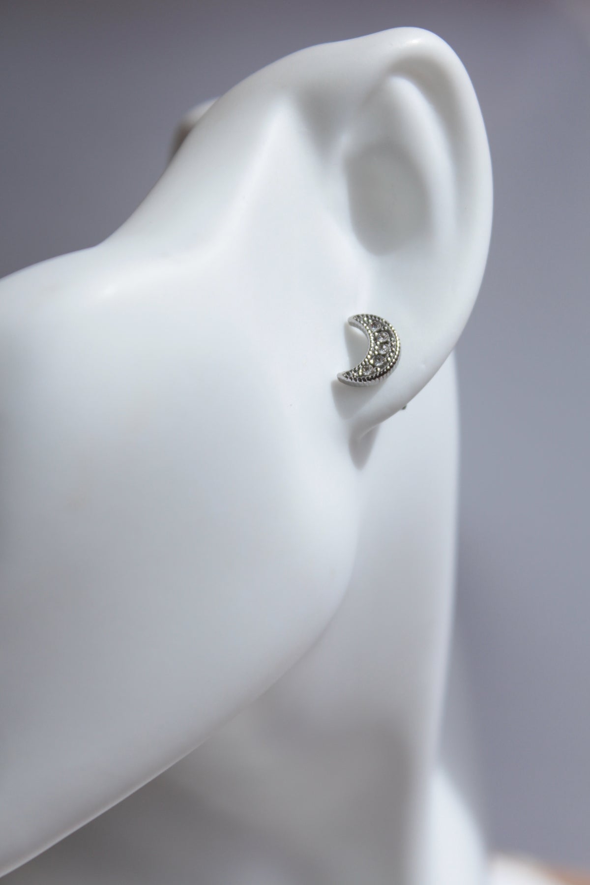 Gekka  | Crescent Moon Stud Earrings Silver