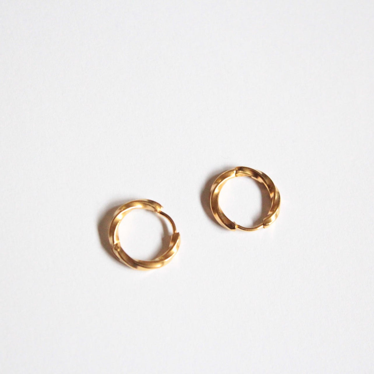 Seri |  One Touch Hoop Earrings Gold