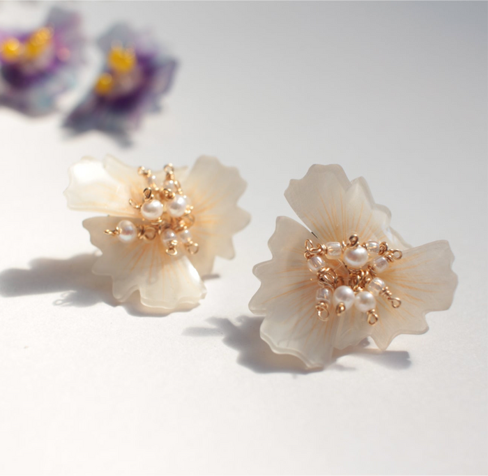 Chō Chō  |  Crème Stud Earrings