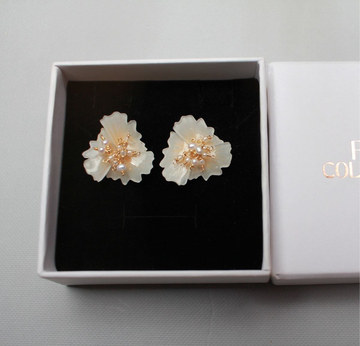 Chō Chō  |  Crème Stud Earrings