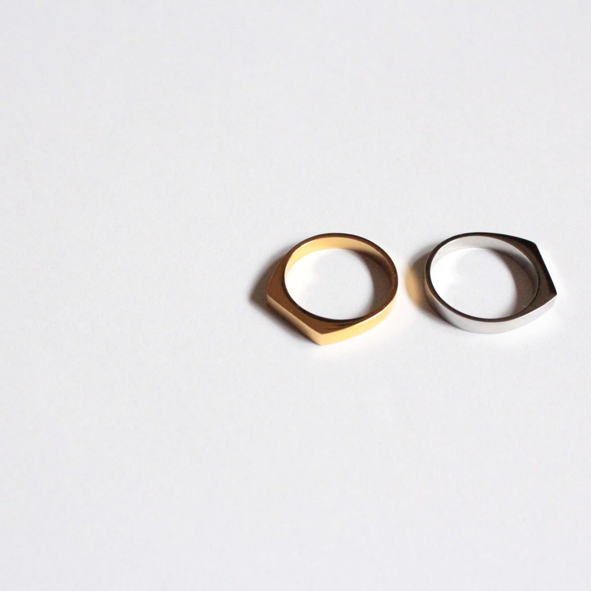 Maho  |  Flat Signet Ring Gold