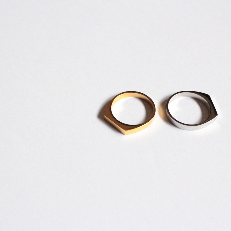 Maho  |  Flat Signet Ring Gold