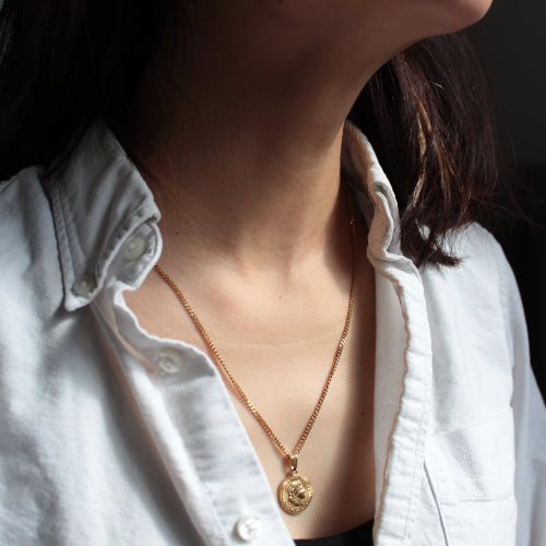 mum model wear Gold chain coin necklace 