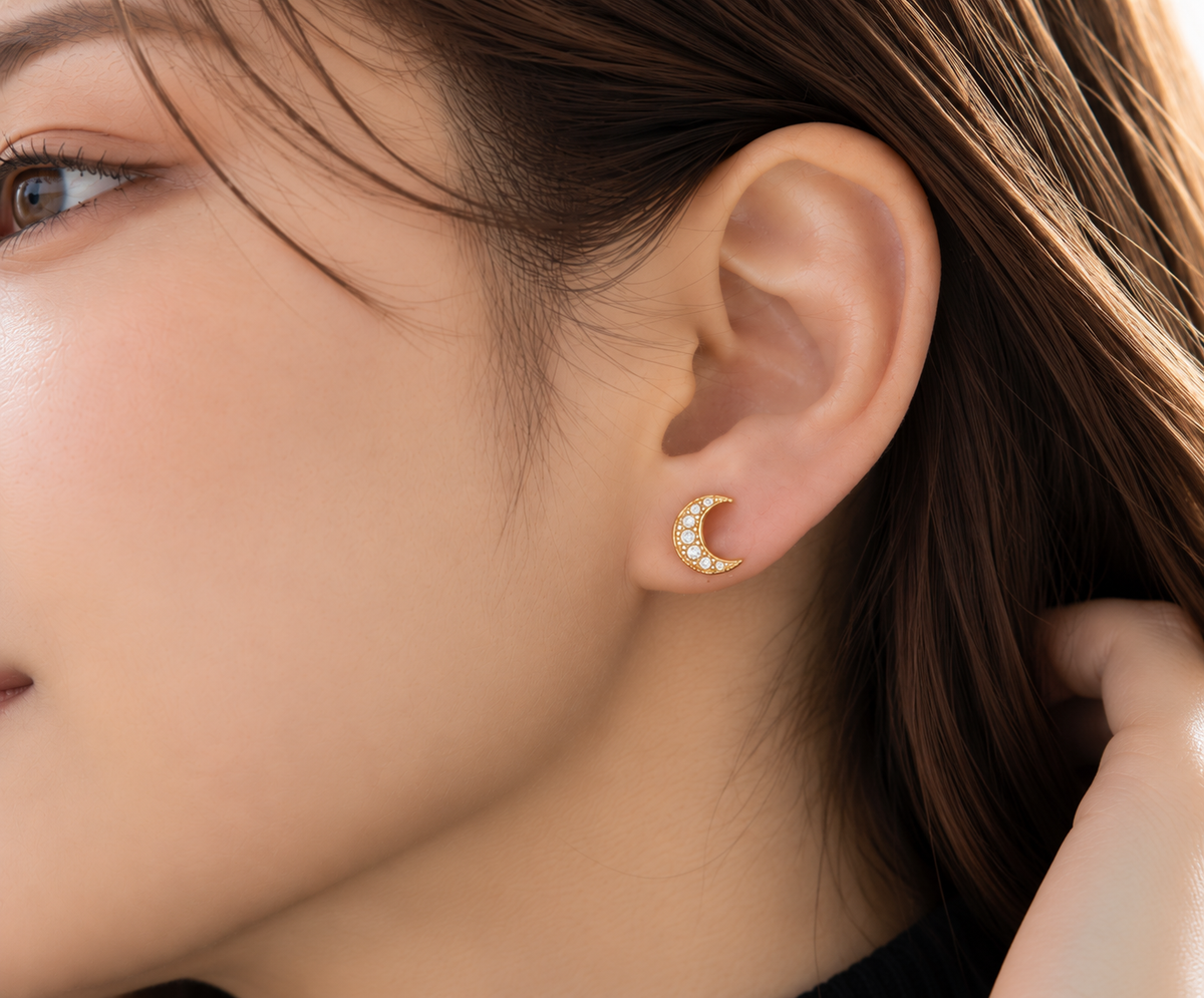 Gekka  | Crescent Moon Stud Earrings Gold