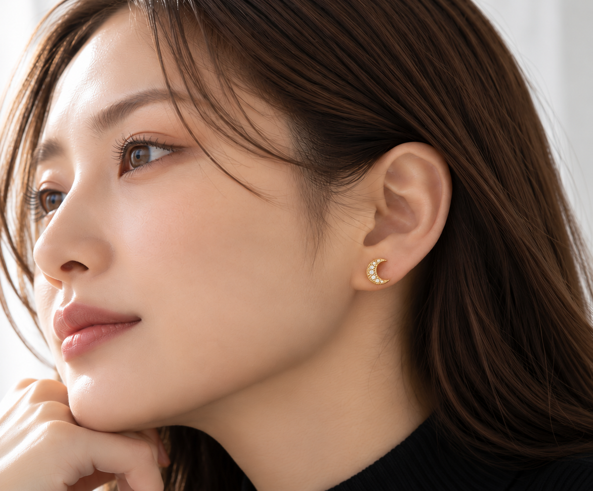 Gekka  | Crescent Moon Stud Earrings Gold