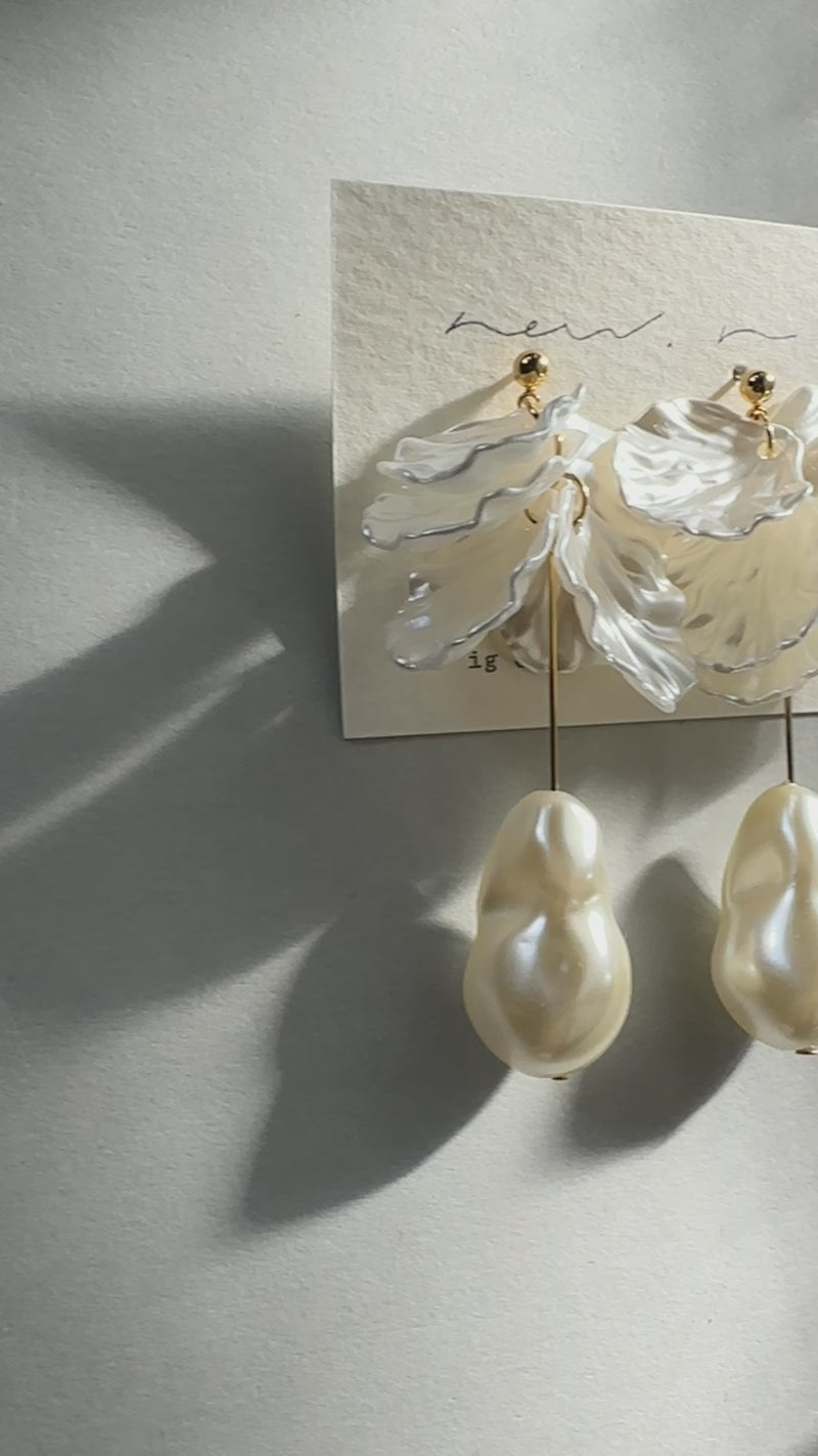 Ivory Wave Pearl Earrings - Hypoallergenic