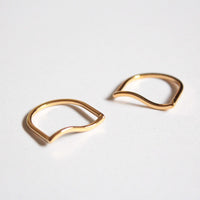 Two gold dainty rings waved and u shaped waterproof and hypoallergenic 316 stainless steel 
