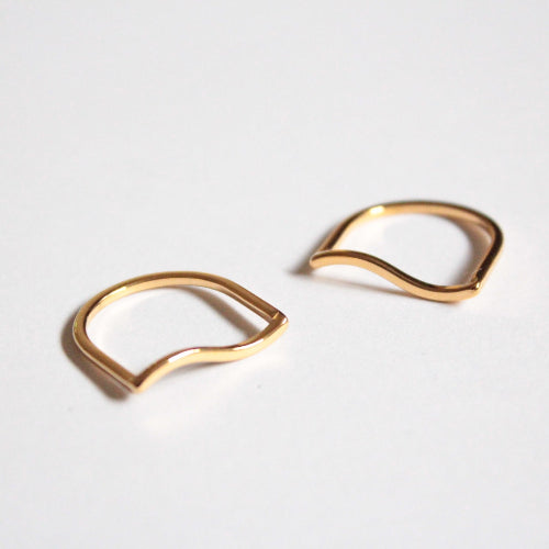 Two gold dainty rings waved and u shaped waterproof and hypoallergenic 316 stainless steel 